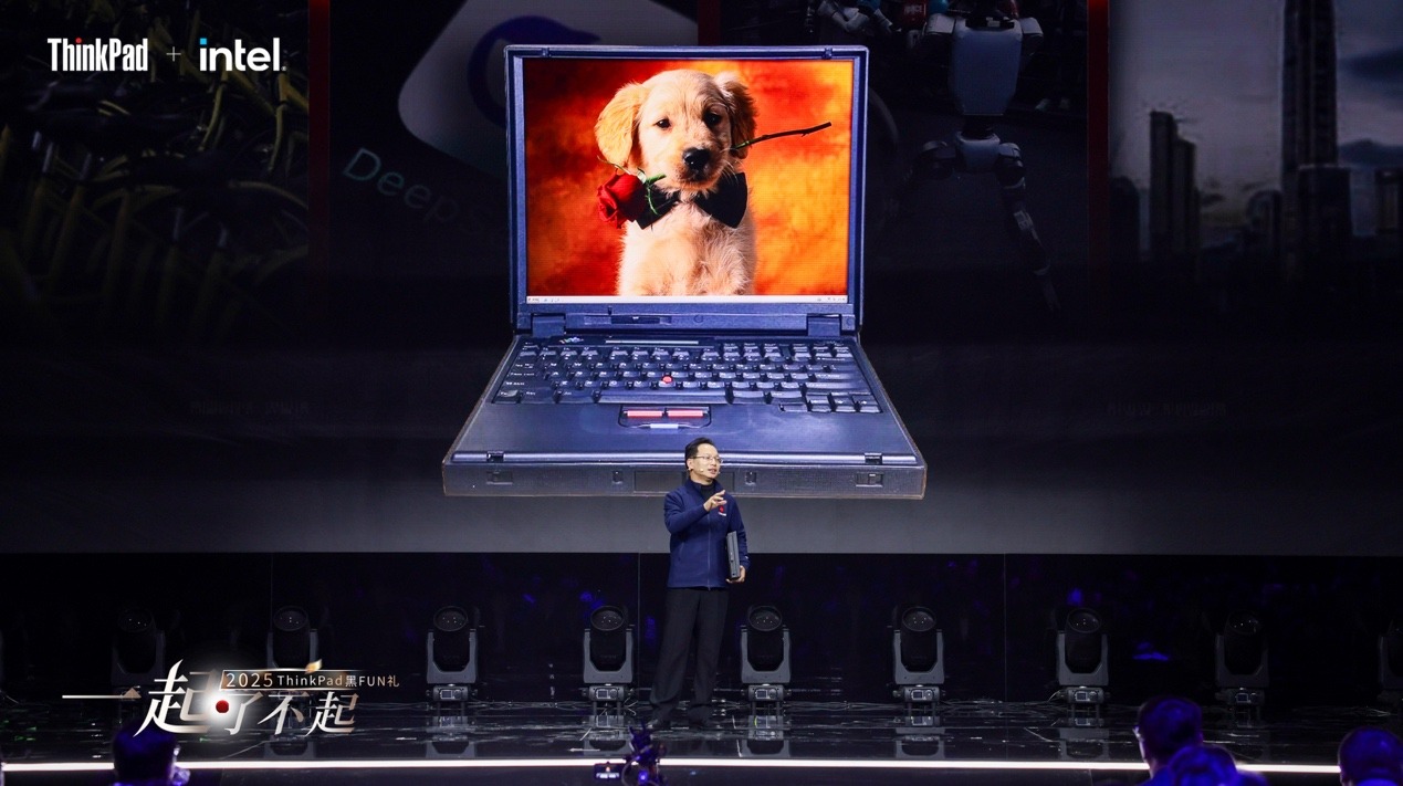 经典原型机首秀、AI足球智能体亮相！ThinkPad黑FUN礼惊喜不断