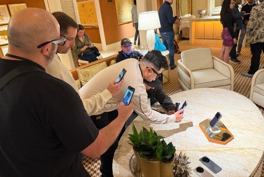 荣耀ROBOT PHONE亮相2026 CES，以颠覆性设计斩获多项顶级大奖