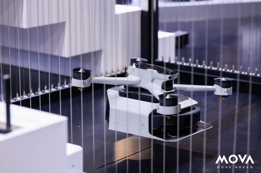 在CES现场，我看见一台MOVA扫地机飞上了“二楼”