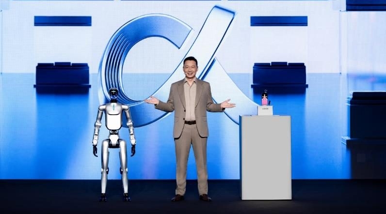 改变中的荣耀： CEO李健称手机不应是“无聊黑色方块”